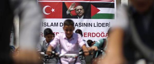 بالصور.. أردوغان يعايد أيتام غزّة.. وهكذا ردُّوا له الهدية!!