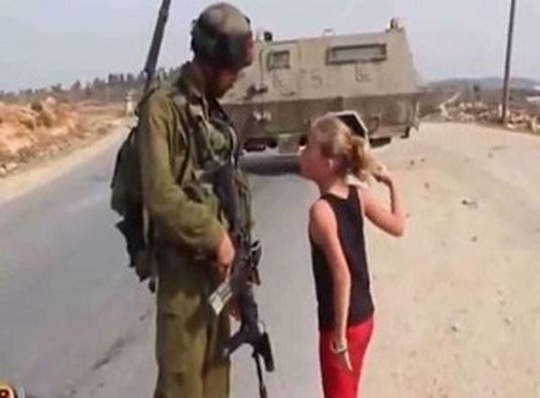 بالفيديو - فتاة فلسطينية تهاجم مجموعة جنود اسرائيليين من دون خوف: 'بعد كل سجن في حريّة'
