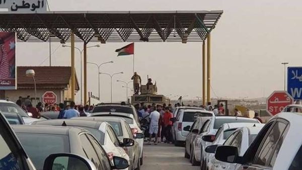 الأردن يفتح الحدود مع سوريا أمام مئات المواطنين العالقين (صور)