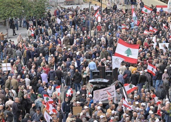 إعتصامات رياض الصلح تنتقل إلى مصرف لبنان.. ومحاولات للدخول الى البوابة الرئيسية