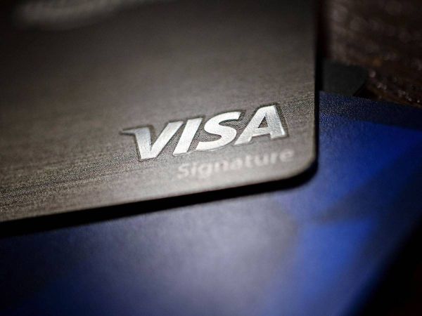 "فيزا" تتعهد بانبعاثات صافية صفرية وتريد من حاملي بطاقاتها معرفة مستوى انبعاثاتهم