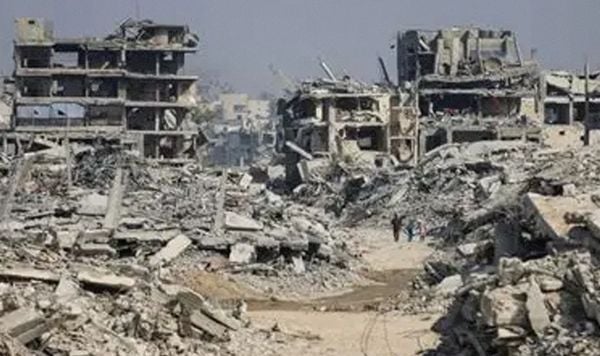 بدء مراسم تشييع 100 شهيد بعد استخراج جثامينهم من تحت أنقاض مبان مدمرة في حي الزيتون بمدينة غزة