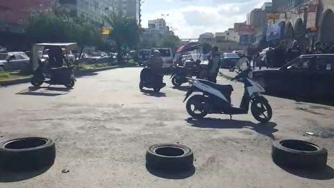 بعد الارتفاع الجنوني للدولار.. محتجون يقطعون الطريق