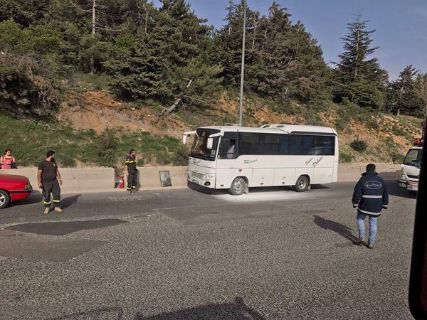 بالصورة .. اندلاع حريق حافلة في ضهر البيدر