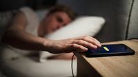 الهاتف قرب الرأس ليلاً.. ما حقيقة تأثيره على الدماغ؟
