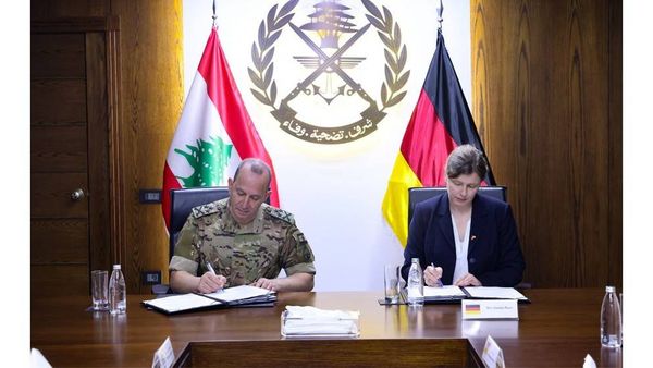 قائد الجيش يوقّع اتفاقية تعاون مع مساعدة السفير الألماني