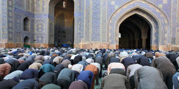 !هل بات وجودنا كمسلمين يثير مشاعر الطمأنينة والسلام أم الخوف والرعب؟