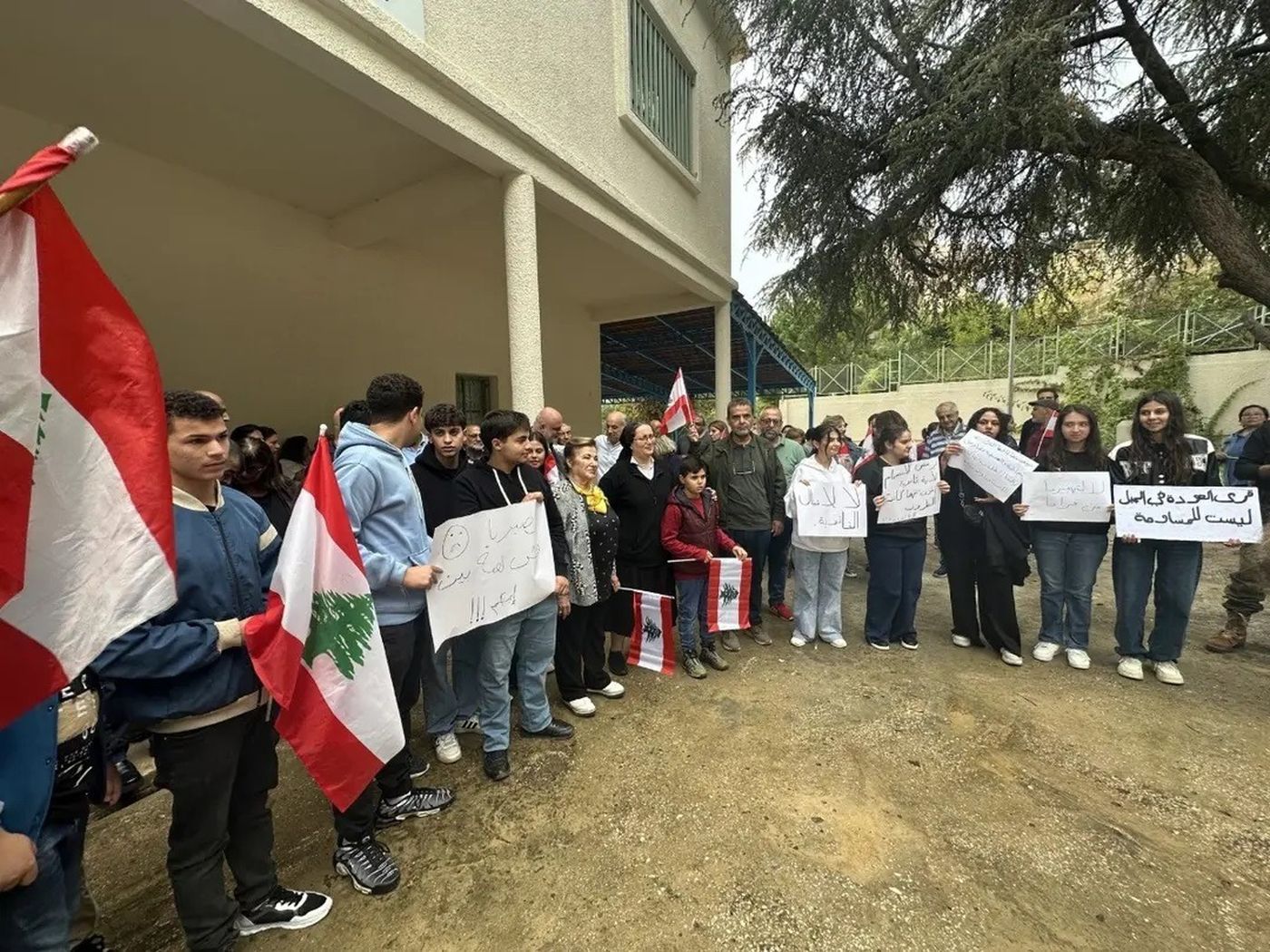 أهالي رشميا ينتفضون رفضاً لإقفال ثانوية مارون عبود