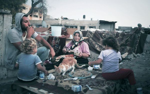 فلسطينيون في المأساة