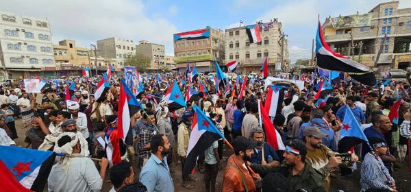 تظاهرات حاشدة في اليمن لرفض عودة رئيس مجلس القيادة الرئاسي رشاد العليمي