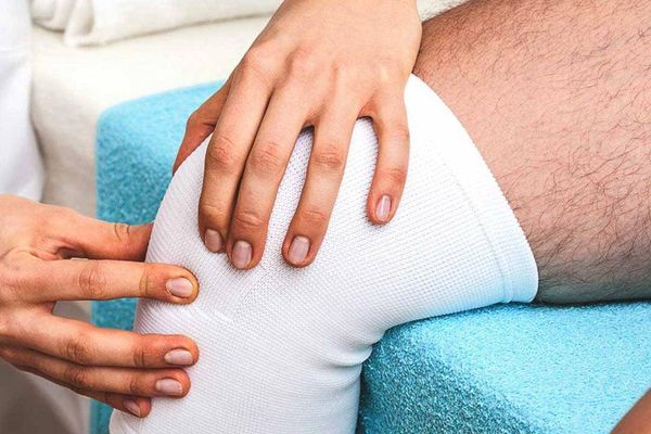 ضعف عضلات الركبة يؤثر على المشي.. هل يمكن تقويتها؟