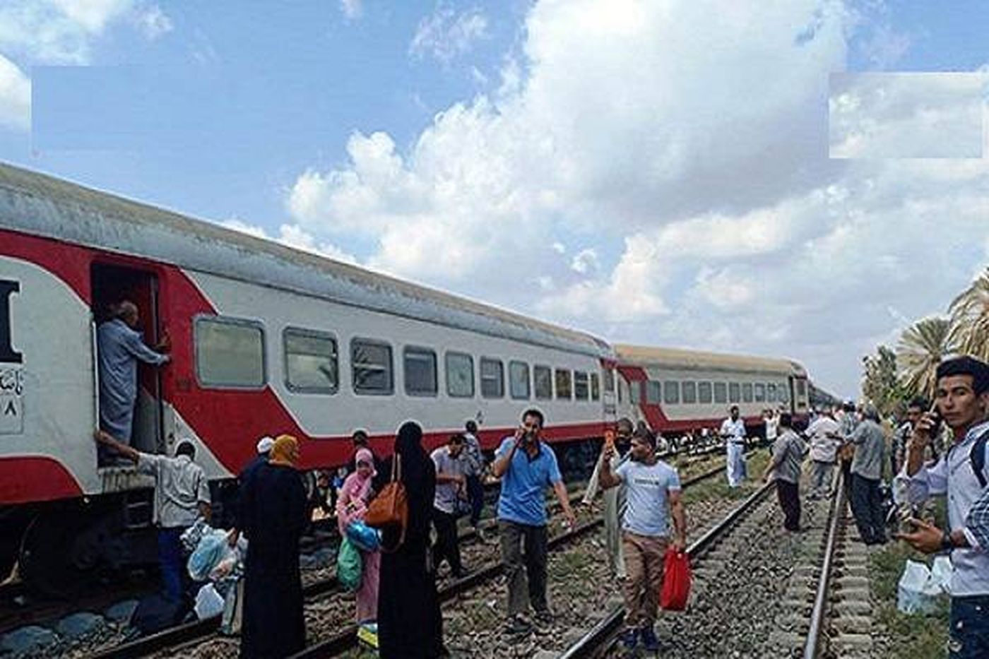 ما سبب خروج ثلاث عربات من قطار مطروح عن مسارها؟