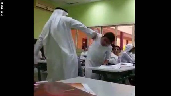 ضرب أستاذ لطالب يحدث ضجة بالإمارات