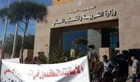 حراك المعلمين المتعاقدين ينفي الإضراب ويهاجم سياسات وزارة التربية