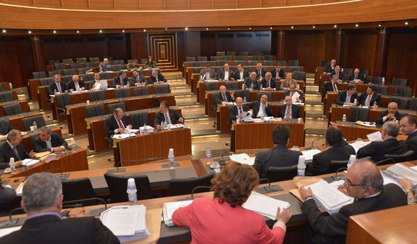 السلسلة: مليار و900 مليون دولار ومشكلة في الإيرادات وفرض ضرائب على: ...
القيمة المضافة 15 % ــ السيارات ــ الخلوي ــ الألبسة ــ المواد الغذائية والاستهلاكية والكمالية ...
المشروبات ــ العطورات ــ الحليب ومشتقاته ــ الابنية ورسوم البناء والحديد وربما البنزين ...
جعجع يترشح رسمياً لرئاسة الجمهورية 