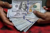 استقرار الدولار قرب أدنى مستوياته