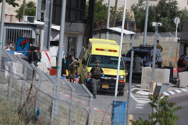 استشهاد فلسطيني بعد إصابته جندياً إسرائيلياً بعملية دهس وطعن
