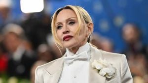 سقوط مادونا بعنف على مسرح الـVMAs يثير الجدل... حادث عرضي أم فقرة مدروسة؟
