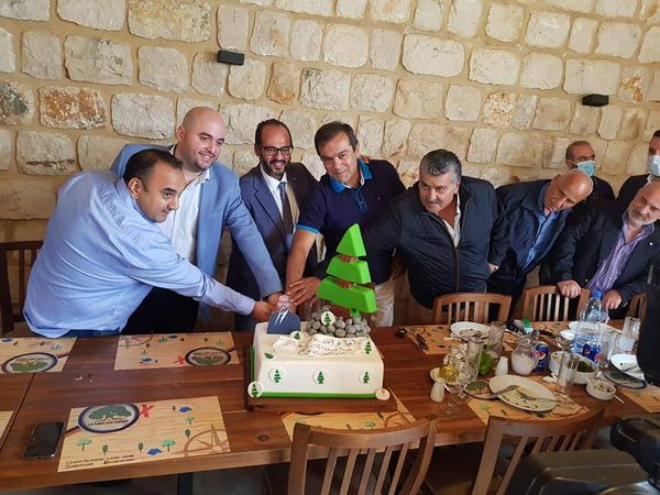 أمين عام حزب الكتائب اللبنانية يضع اكليلاً من الغار على لوحة شهداء المجدل وغداء على شرفه
ايلي عساكر مهنئاً سيرج داغر: "الشخص المناسب في المكان المناسب.. والمجدل ثابتة في خدمة لبنان!"