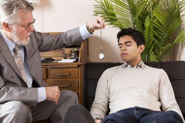 العلم يكشف أسراره.. هل تسلم أمرك لعلاج التنويم المغناطيسي؟