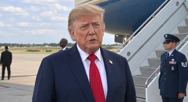 نيوزنيشن عن الرئيس الأميركي دونالد ترامب: إيران في الوقت الحالي تريد عقد صفقة، وأعتقد أنها تخسر من جميع النواحي وإن لم تكن الصفقة التي تريدها صحيحة فلن أفكر فيها.