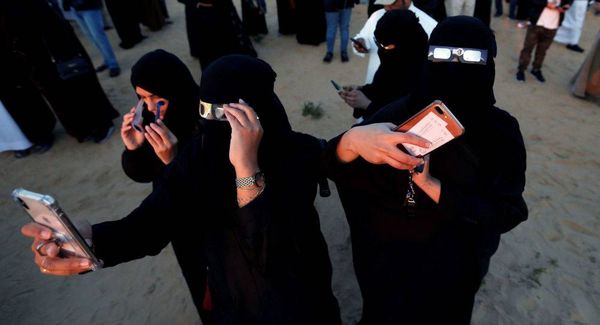 فتاة تقتحم مسرحا وتحاول الرقص مع رجال في السعودية