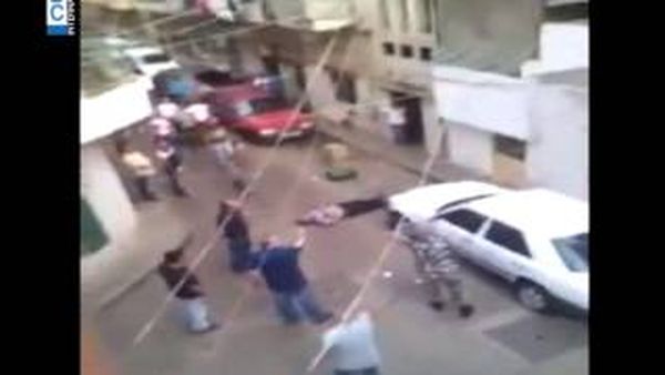 بالفيديو-إشكال في برج حمود ينتهي برمي احدهم قارورة غاز على رأس شاب!