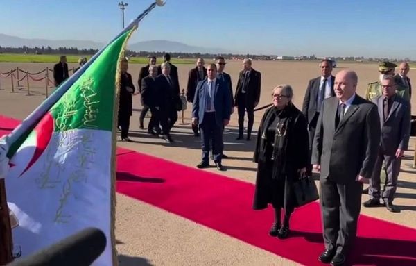 بودن تصل إلى الجزائر