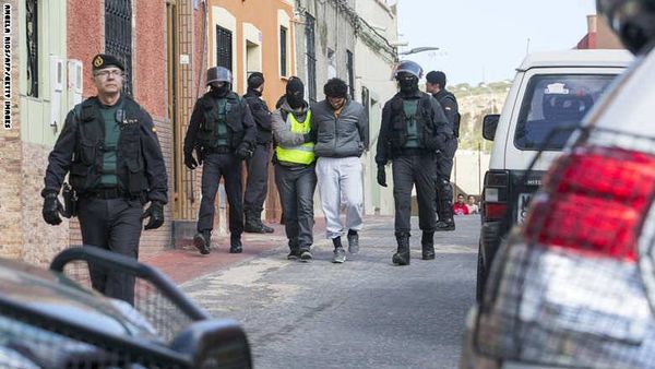 المغرب وإسبانيا تعتقلان 14 شخصاً بتهمة تجنيد مقاتلين لـ"داعش" في عملية مشتركة