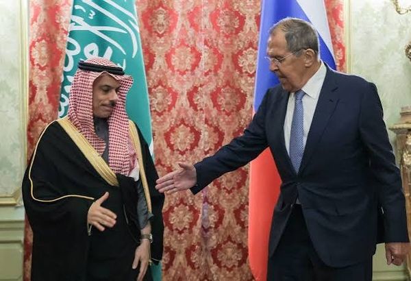 لافروف يمدّ يده للرياض.. موسكو مستعدة للمساعدة في تهدئة المنطقة