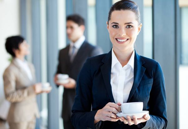احتساء القهوة خلال استراحات قصيرة أثناء العمل يعزز تركيز الموظفين