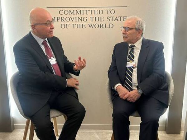 عرض وضع النازحين مع صالح والتقى فليتشر ومسؤولي شركات دوليّة
سلام شارك في جلسة حواريّة في 