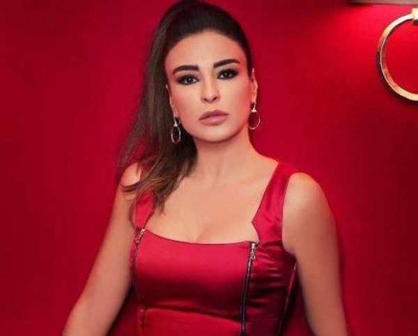 بإطلالة "أنثوية".. ماغي بو غصن على غلاف إحدى المجلّات!