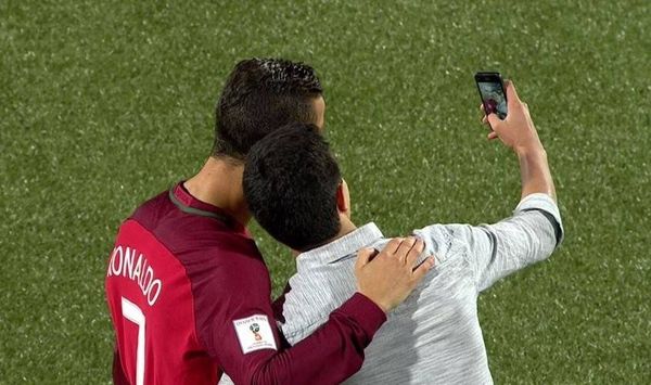 بالفيديو.. سيلفي مع رونالدو تُثير إعجاب العالم
