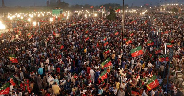 Imran Khan Warms to Pakistan’s Military. His Political Fortunes Rise.