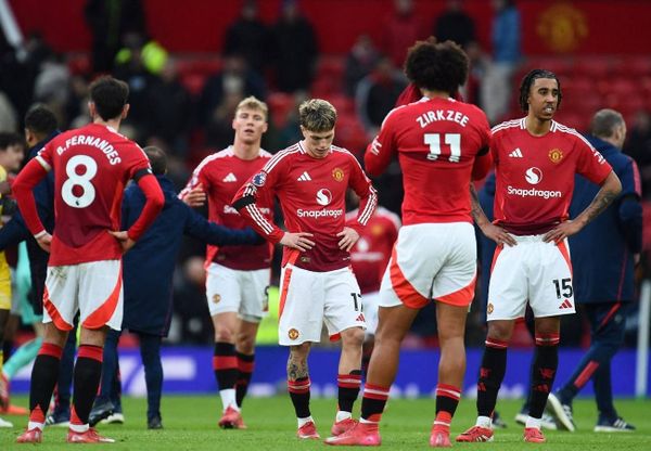 تردي نتائج مانشستر يونايتد ينذر بخسائر مالية فادحة