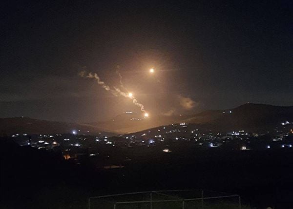 العدو يطلق قذائف مضيئة جنوبا