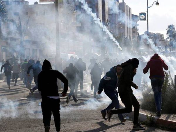 إصابة 11 فلسطينيا في مواجهات مع قوات الإحتلال شمال القدس