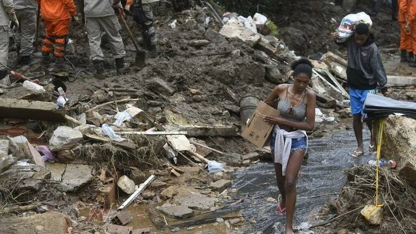بالفيديو- مصرع 14 شخصاً على الأقل بينهم أطفال  جراء أمطار غزيرة في البرازيل
