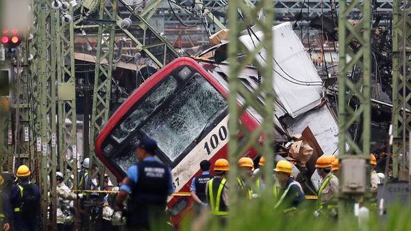 إصابة حوالي 34 شخصا بعد تصادم قطار وشاحنة في اليابان