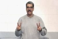 من داخل سجنه في نيويورك... مادورو يظهر بعلامة النصر