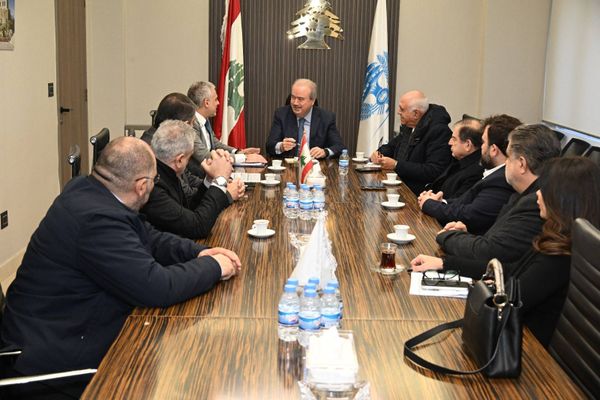 جابر يلتقي رؤساء نقابات المهن الحرة والسفير القطري