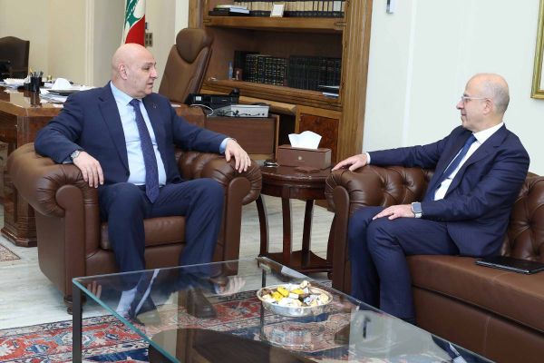 عون أبرق إلى الرئيس السويسري معزياً و استقبل مكي و فرقة 