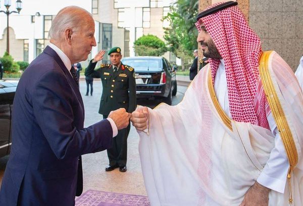 تعليق سعودي على مصافحة "القبضة" بين بن سلمان وبايدن!