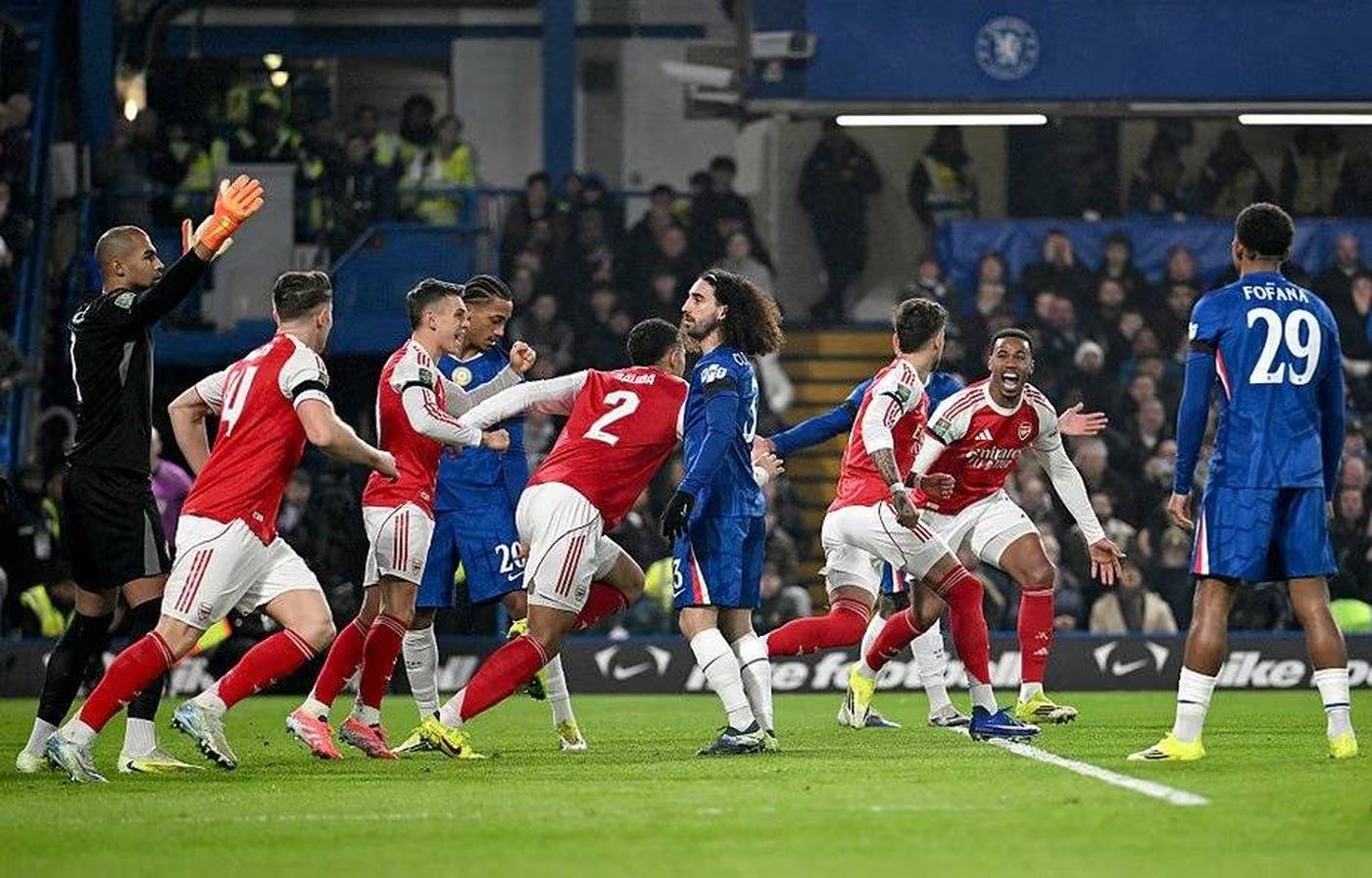 أرسنال يهزم تشيلسي في عقر داره ويقترب من نهائي الرابطة