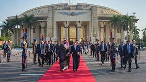 كيف استقبل مصريون ولي عهد السعودية في الشوارع؟