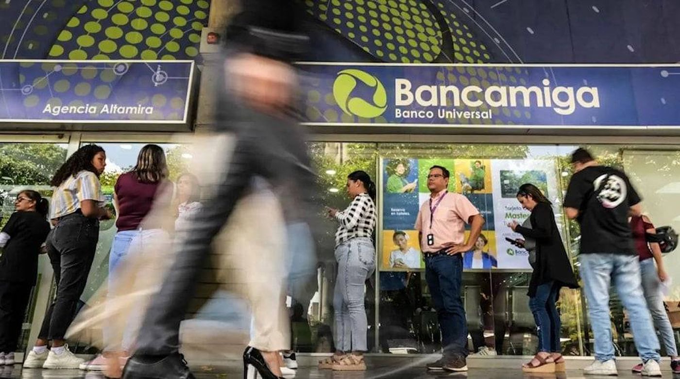 فنزويلا توزع 300 مليون دولار من عوائد النفط على أربعة بنوك