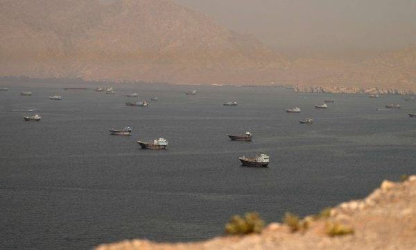 سفينة شحن تتعرض لمقذوف مجهول في مضيق هرمز