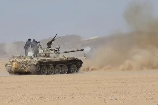تصعيد ميداني متواصل في اليمن: اشتباكات قرب باب المندب وإسقاط مسيّرة حوثية بالضالع