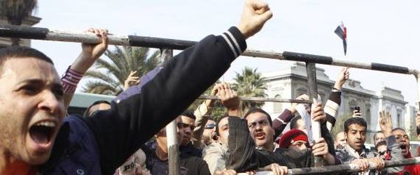 مصر.. السلطات الأمنية تغلق محطة مترو "التحرير" خوفاً من مظاهرات "تيران وصنافير"